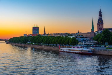 Riga, Letonya, 24 Haziran 2022: Letonya 'nın başkenti Riga' da Riverside gezinti alanı.