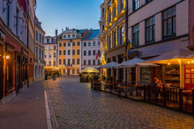 Riga, Letonya, 24 Haziran 2022: Riga, Letonya 'nın eski bir kasabasının caddesinde gece hayatı..