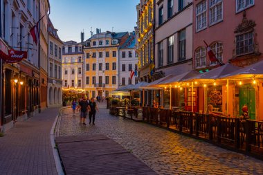 Riga, Letonya, 24 Haziran 2022: Riga, Letonya 'nın eski bir kasabasının caddesinde gece hayatı..