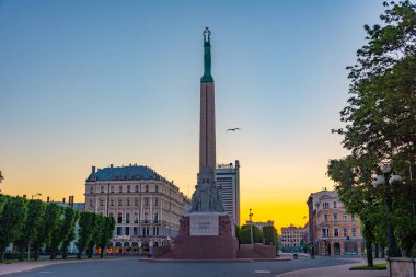 Riga, Letonya, 25 Haziran 2022: Riga, Letonya 'daki Özgürlük Anıtı' nın günbatımı. .