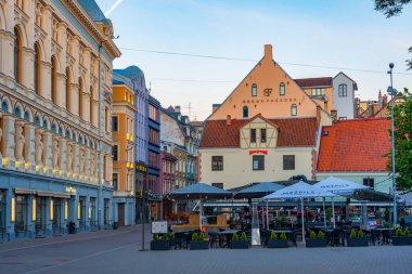 Riga, Letonya, 25 Haziran 2022: Livu laukums üzerinde gün doğumu - Letonya başkenti Riga, Letonya 'nın karesi..