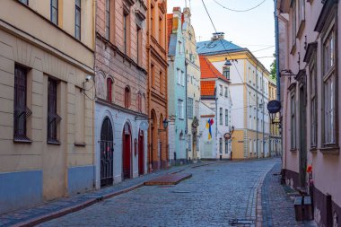 Riga, Letonya, 25 Haziran 2022: Eski şehir Riga, Letonya 'nın bir caddesinde gün doğumu..
