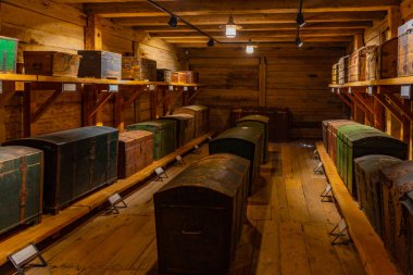 Riga, Letonya, 25 Haziran 2022: Riga 'daki Letonya Açık Hava Müzesi' nde geleneksel bir binanın içi.