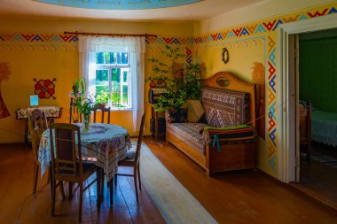 Riga, Letonya, 25 Haziran 2022: Riga 'daki Letonya Açık Hava Müzesi' nde geleneksel bir binanın içi.