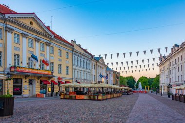 Tartu, Estonya, 26 Haziran 2022: Estonya 'nın Tartu kentindeki belediye binasındaki restoranlar.