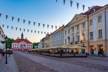 Tartu, Estonya, 26 Haziran 2022: Estonya 'nın Tartu kentindeki belediye binasının manzarası.