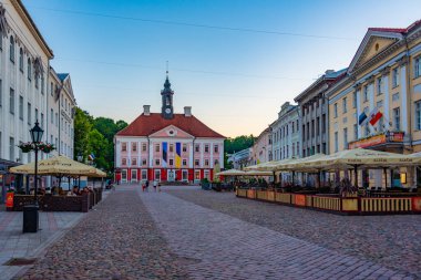 Tartu, Estonya, 26 Haziran 2022: Estonya 'nın Tartu kentindeki belediye binasının manzarası.