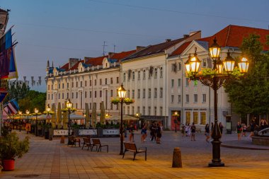 Tartu, Estonya, 26 Haziran 2022: Estonya 'nın Tartu kentindeki belediye binasındaki restoranların günbatımı manzarası.