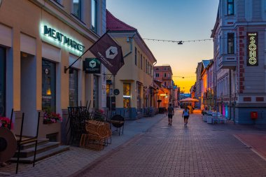 Tartu, Estonya, 26 Haziran 2022: Tartu, Estonya sokaklarında gece hayatı.