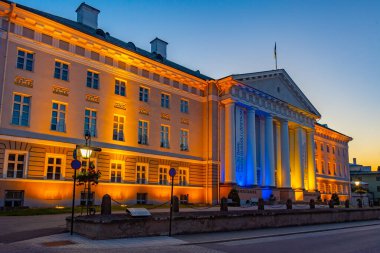 Tartu, Estonya, 26 Haziran 2022: Estonya 'daki Tartu Üniversitesi' nin gece görüşü.