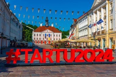 Tartu, Estonya, 27 Haziran 2022: Estonya 'nın Tartu kentindeki belediye binası meydanı.