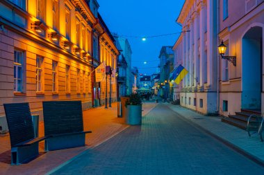 Tartu, Estonya, 26 Haziran 2022: Tartu, Estonya sokaklarında gece hayatı.