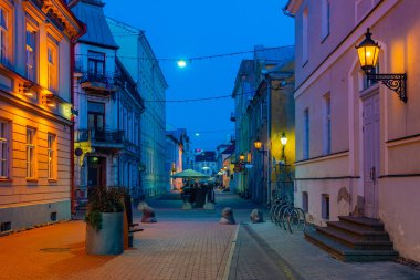 Tartu, Estonya, 26 Haziran 2022: Tartu, Estonya sokaklarında gece hayatı.