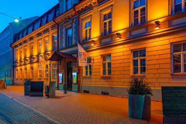 Tartu, Estonya, 26 Haziran 2022: Tartu, Estonya 'daki bir spor müzesinin gece görüşü.