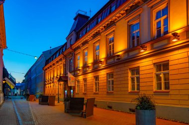 Tartu, Estonya, 26 Haziran 2022: Tartu, Estonya 'daki bir spor müzesinin gece görüşü.