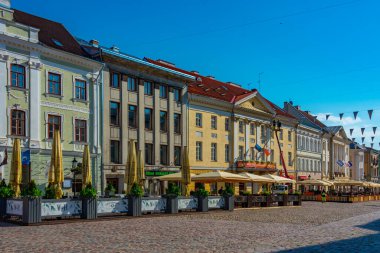 Tartu, Estonya, 27 Haziran 2022: Estonya 'nın Tartu kentindeki belediye binasındaki restoranlar.