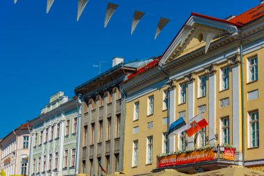 Tartu, Estonya, 27 Haziran 2022: Estonya 'nın Tartu kentindeki belediye meydanındaki cepheler.