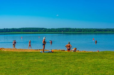 Voru, Estonya, 27 Haziran 2022: Estonya 'daki Voru plajında yaz günü.