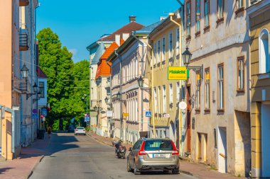 Tartu, Estonya, 27 Haziran 2022: Estonya 'nın eski Tartu kentinde sokak.