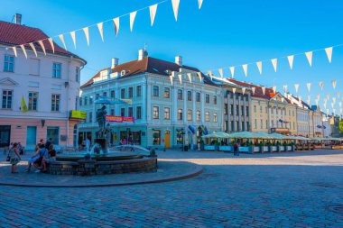 Tartu, Estonya, 27 Haziran 2022: Estonya 'nın Tartu kentindeki belediye binasındaki restoranlar.