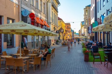 Tartu, Estonya, 27 Haziran 2022: Tartu, Estonya sokaklarında yaz günü.