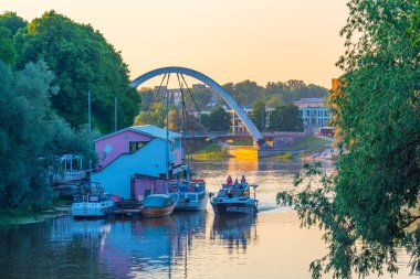 Tartu, Estonya, 27 Haziran 2022: Estonya 'nın Tartu kentindeki Emajogi Nehri' nin Riverside 'ı.