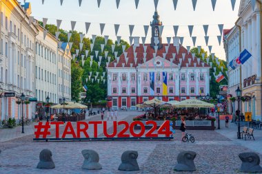 Tartu, Estonya, 27 Haziran 2022: Estonya 'nın Tartu kentindeki belediye binasının günbatımı manzarası.