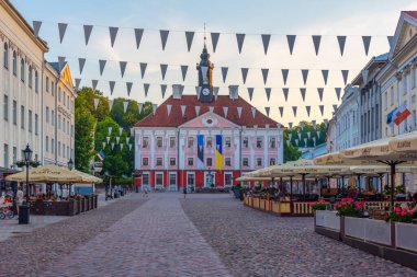 Tartu, Estonya, 27 Haziran 2022: Estonya 'nın Tartu kentindeki belediye binasının günbatımı manzarası.