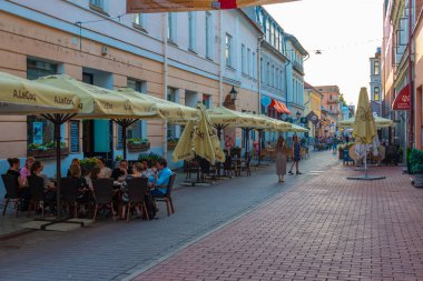 Tartu, Estonya, 27 Haziran 2022: Tartu, Estonya sokaklarında gece hayatı.