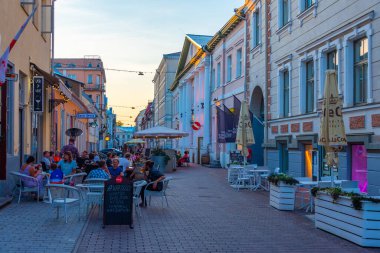 Tartu, Estonya, 27 Haziran 2022: Tartu, Estonya sokaklarında gece hayatı.