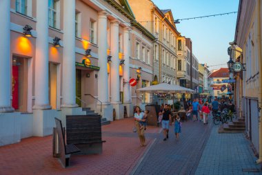 Tartu, Estonya, 27 Haziran 2022: Tartu, Estonya sokaklarında gece hayatı.
