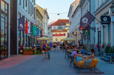 Tartu, Estonya, 27 Haziran 2022: Tartu, Estonya sokaklarında gece hayatı.