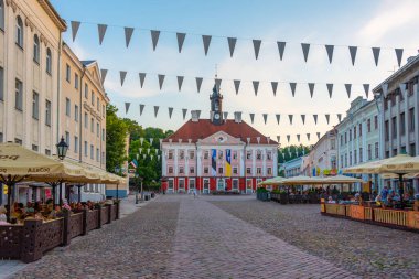 Tartu, Estonya, 27 Haziran 2022: Estonya 'nın Tartu kentindeki belediye binasının günbatımı manzarası.