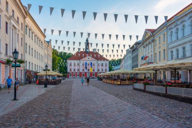 Tartu, Estonya, 27 Haziran 2022: Estonya 'nın Tartu kentindeki belediye binasının günbatımı manzarası.