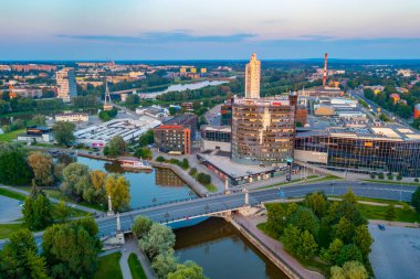 Tartu, Estonya, 27 Haziran 2022: Estonya 'nın Tartu kentindeki Emajogi Nehri' nin Riverside 'ı.