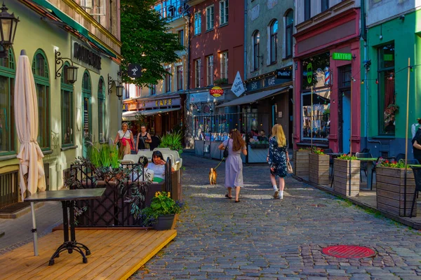 Riga Lettonia Giugno 2022 Gente Cammina Una Strada Colorata Nel — Foto Stock
