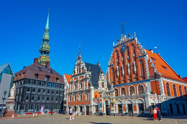 Riga Lettland Juni 2022 Ratslaukums Torg Med Peterskyrkan Och Svarthuvudenas — Stockfoto