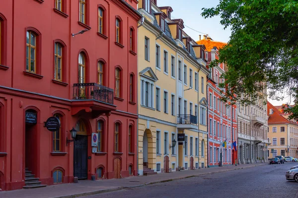 Riga Lettland Juni 2022 Sonnenaufgang Auf Einer Straße Der Altstadt — Stockfoto
