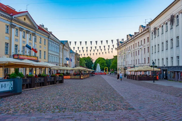 2022年6月26日 爱沙尼亚塔尔图 爱沙尼亚塔尔图镇市政厅广场的餐馆 — 图库照片