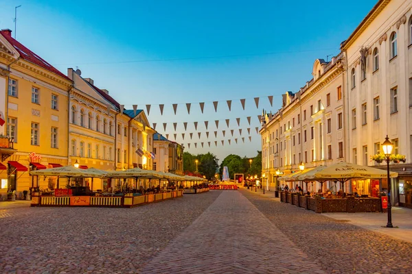2022年6月26日 爱沙尼亚塔尔图 爱沙尼亚塔尔图镇市政厅广场餐厅日落 — 图库照片