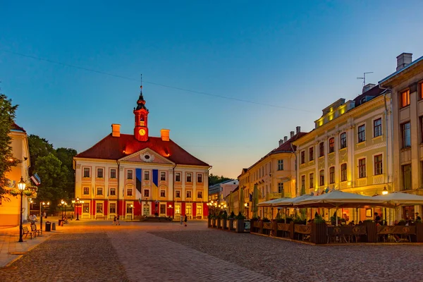 2022年6月26日 爱沙尼亚塔尔图 爱沙尼亚塔尔图镇市政厅广场日落 — 图库照片