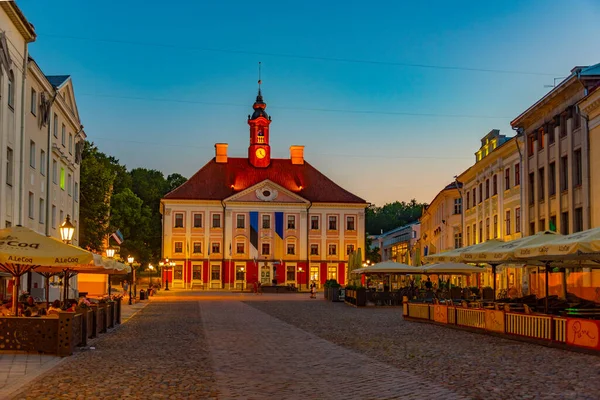 2022年6月26日 爱沙尼亚塔尔图 爱沙尼亚塔尔图镇市政厅广场日落 — 图库照片