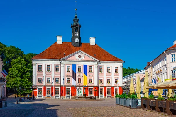 Tartu, Estonya, 27 Haziran 2022: Güneşli bir günde Estonya 'nın Tartu kentindeki belediye binası.