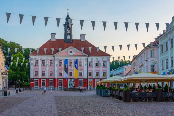 2022年6月27日 爱沙尼亚塔尔图 爱沙尼亚塔尔图镇市政厅广场日落 — 图库照片
