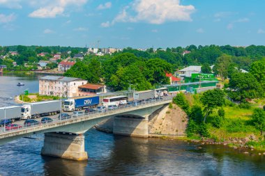 Narva, Estonya, 28 Haziran 2022: Rusya ile Estonya arasında sınır oluşturan Narva Nehri üzerindeki köprü.