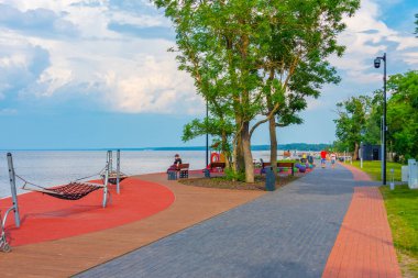 Sillamae, Estonya, 28 Haziran 2022: Estonya 'nın Sillamae kentinde deniz kenarındaki gezinti alanı.
