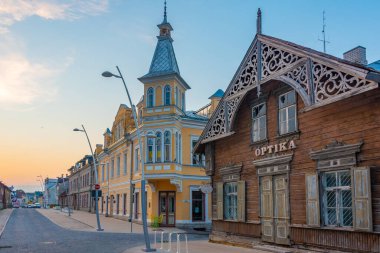 Rakvere, Estonya, 28 Haziran 2022: Estonya 'nın eski Rakvere kentindeki geleneksel evler.