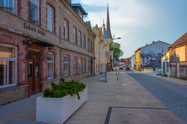 Rakvere, Estonya, 29 Haziran 2022: Estonya 'nın eski Rakvere kentindeki geleneksel evler.