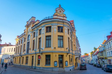 Tallinn, Estonya, 29 Haziran 2022: Estonya 'nın Tallin kentinde renkli evler..