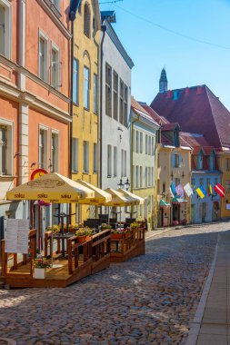 Tallinn, Estonya, 29 Haziran 2022: Estonya 'nın Tallin kentinde renkli evler..